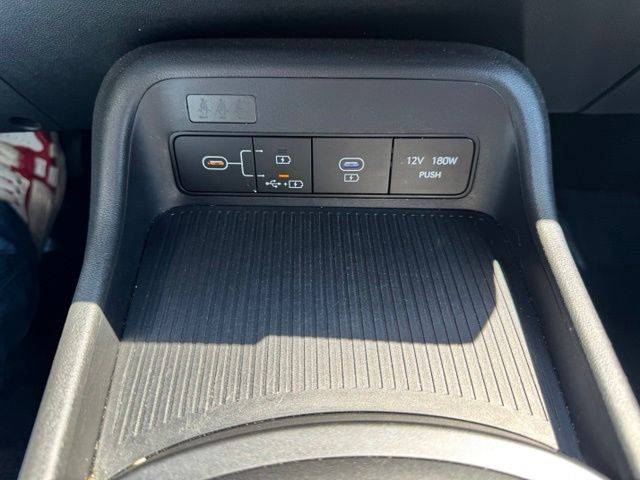 Used 2025 White Hyundai SEL image 27
