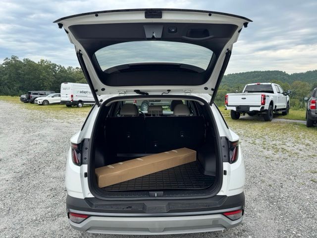 Used 2025 White Hyundai SEL Convenience image 7