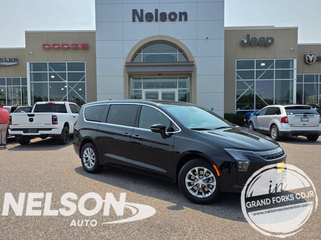 Diamond Black Crystal Pearlcoat 2027 Chrysler Pacifica Minivan All-Wheel Drive 9-Speed Automatic