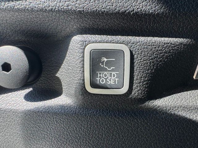 Used 2022 White Jeep Altitude image 8