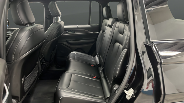 Used 2024 Diamond Black Crystal Pearlcoat Jeep Limited image 23