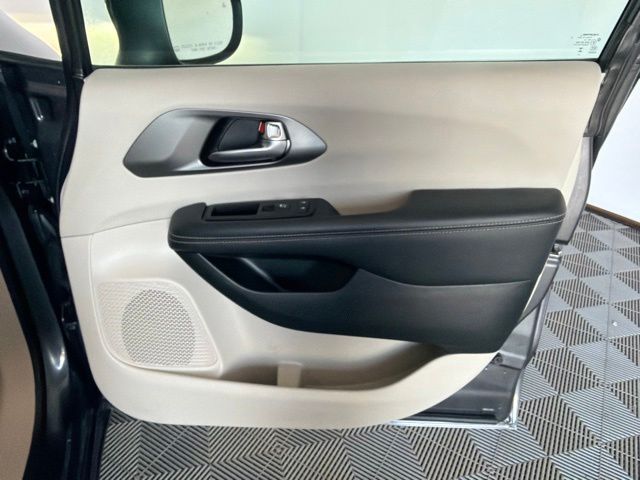 Used 2023 Chrysler Pacifica Van