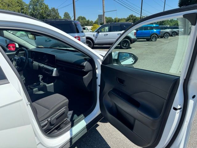 Used 2025 White Hyundai SEL image 13