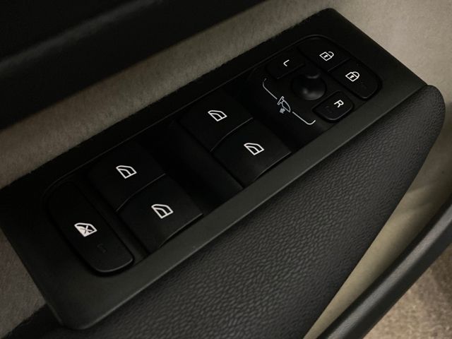 2023 Volvo XC40 B5 Plus Dark Theme
