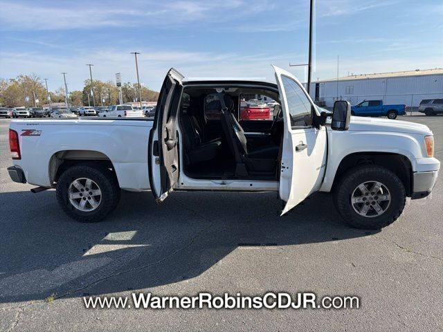 Used 2010 White GMC SLE image 6