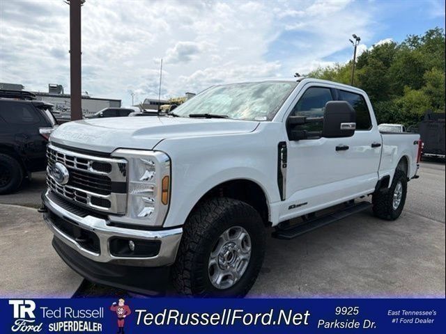 Oxford White 2025 Ford F-250 Super Duty XLT Crew Cab 4WD Pickup Truck Four-Wheel Drive Automatic