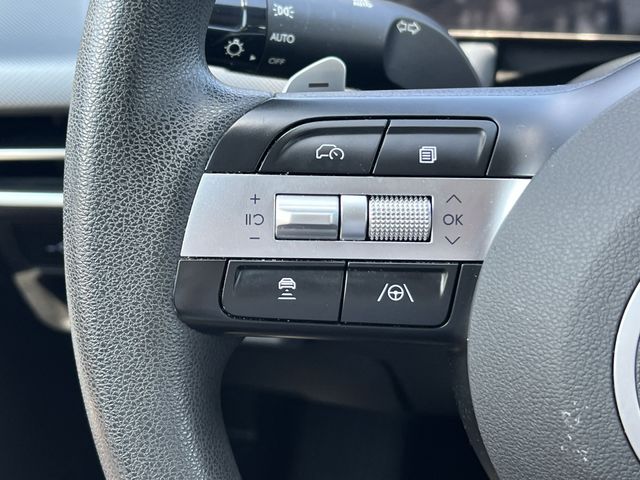 Used 2025 Black Hyundai SEL image 28