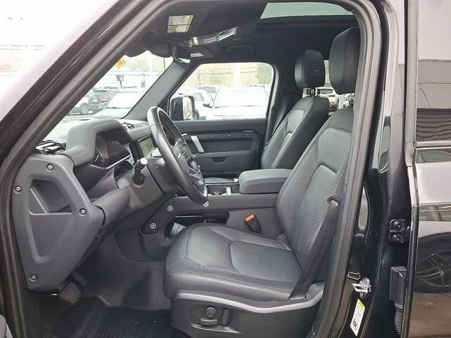 Used 2023 Black Land Rover X-Dynamic SE image 17