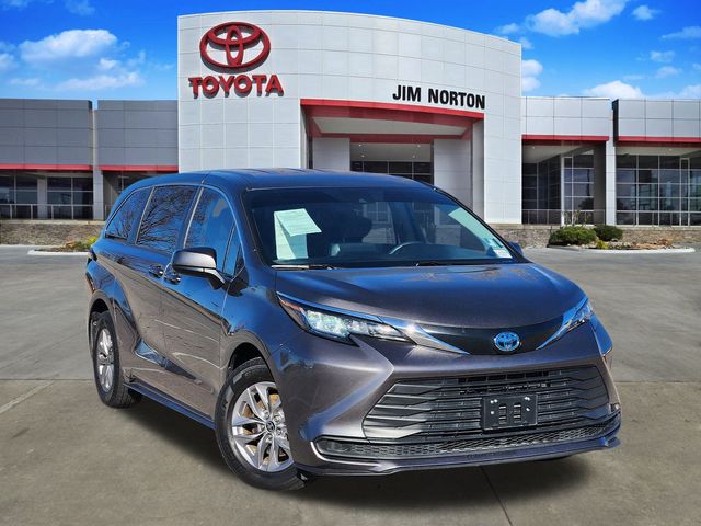 2022 Toyota Sienna LE's photo