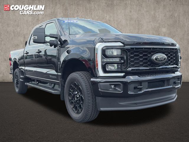 Agate Black Metallic 2025 Ford F-350 Super Duty Pickup Truck Four-Wheel Drive Automatic