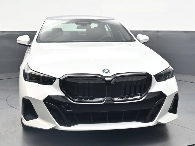 New 2027 White BMW 550e xDrive image 9