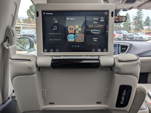 2018 Granite Crystal Metallic Clearcoat Chrysler Pacifica Limited FWD Van