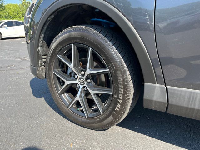 2018 Toyota RAV4 SE - Photo 16