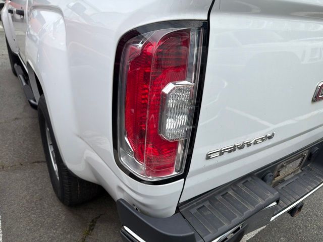 Used 2017 White GMC Base image 9
