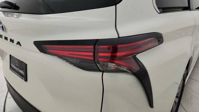 2021 Toyota Sienna XLE White at Community Toyota