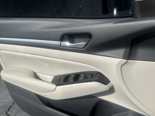 Used 2025 White Nissan 2.5 SL image 28