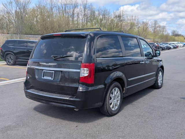 2015 Chrysler Town & Country - Image 5
