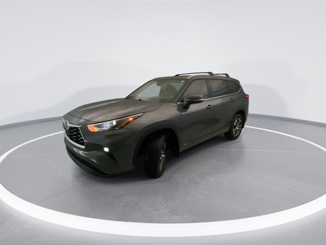 Used 2025 Gray Toyota XLE image 4