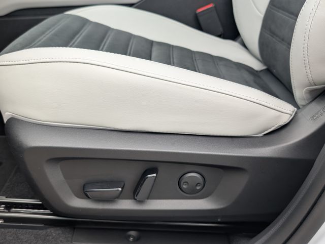2025 Mitsubishi Outlander SE White at North Houston Mitsubishi