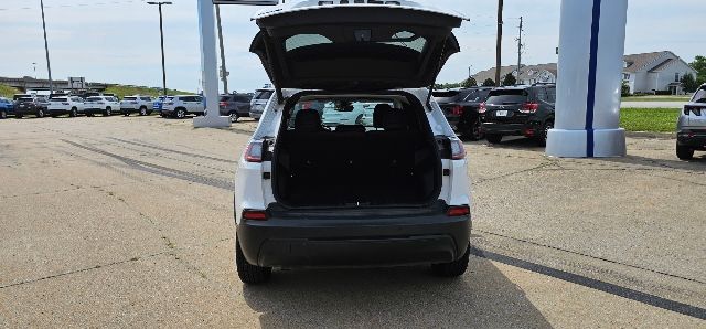 2023 Jeep Cherokee Altitude 8