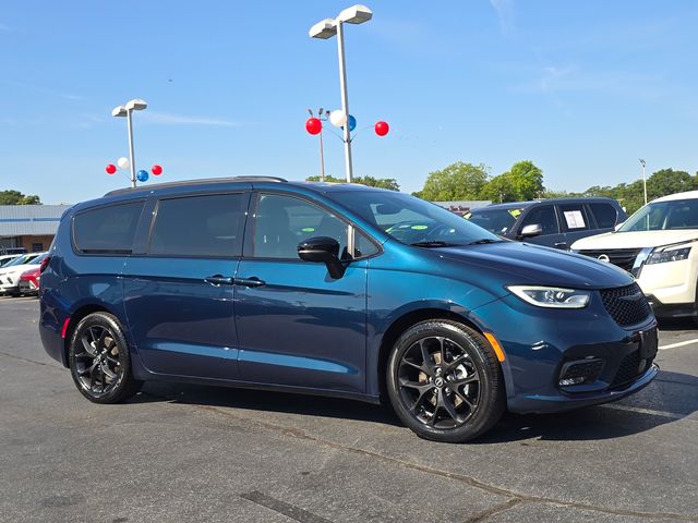 Fathom Blue Pearlcoat 2025 Chrysler Pacifica Minivan Front-Wheel Drive 9-Speed Automatic