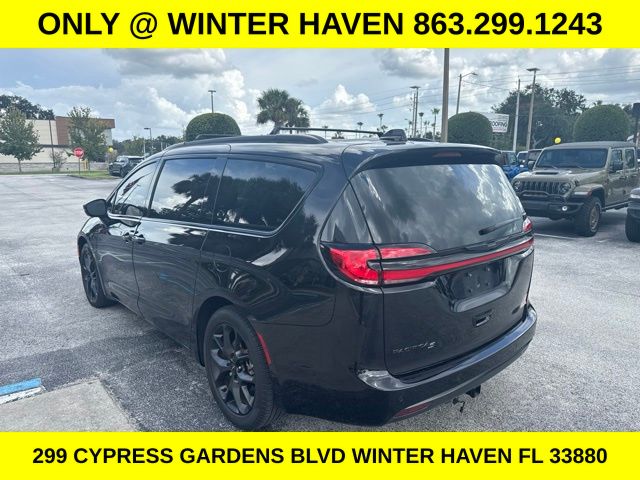 2023 Brilliant Black Crystal Pearlcoat Chrysler Pacifica Touring L FWD Van