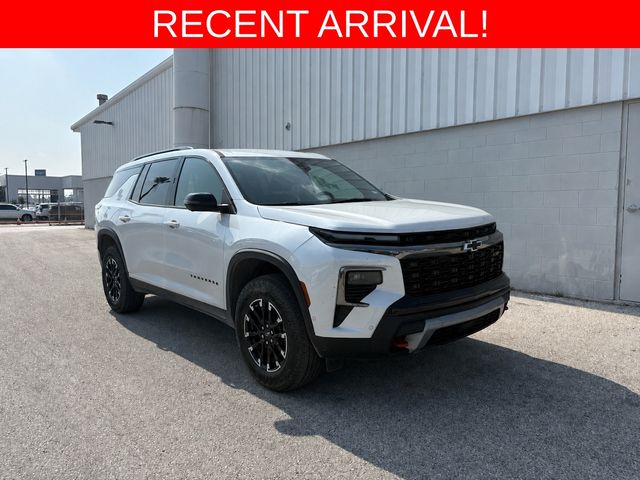 White (Iridescent Pearl Tricoat) 2024 Chevrolet Traverse SUV / Crossover Four-Wheel Drive 8-Speed Automatic