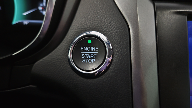 Used 2020 Oxford White Ford SE image 23