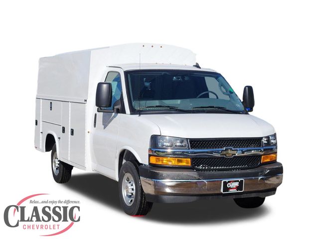 Summit White 2025 Chevrolet Express Chassis 3500 Cutaway 139 Van Rear-Wheel Drive 8-Speed Automatic