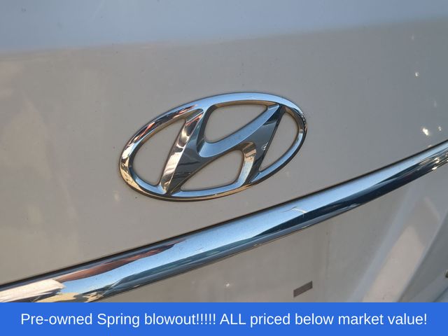 Used 2013 White Hyundai 3.8 image 10