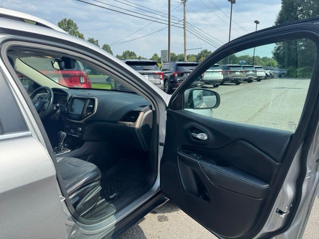 Used 2016 Silver Jeep Limited image 13