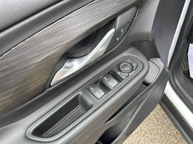 Used 2022 White GMC SLE image 17