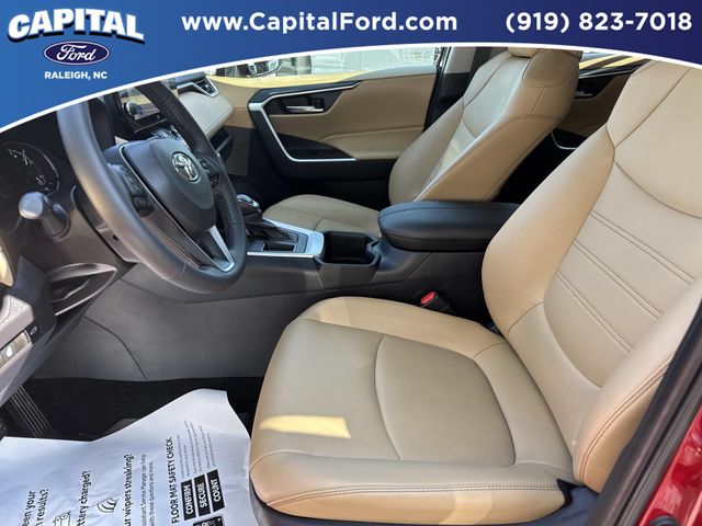 Used 2025  Toyota XLE Premium image 19