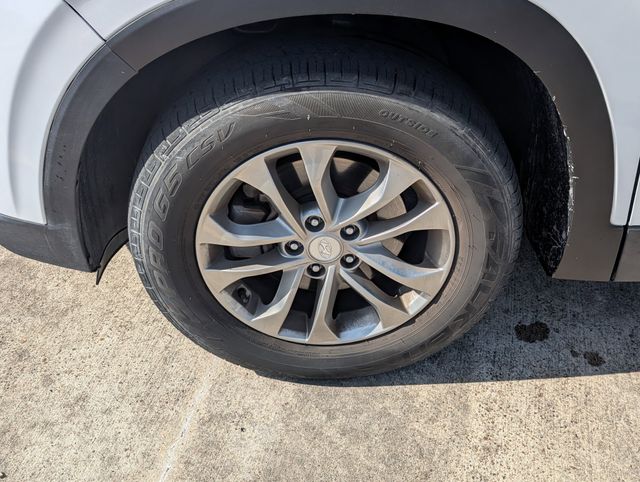 Used 2019 White Hyundai SE image 9