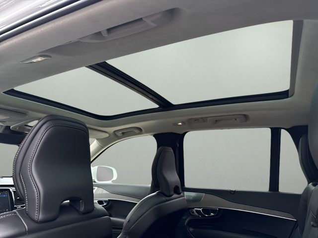2025 Volvo XC90 T8 photo 9