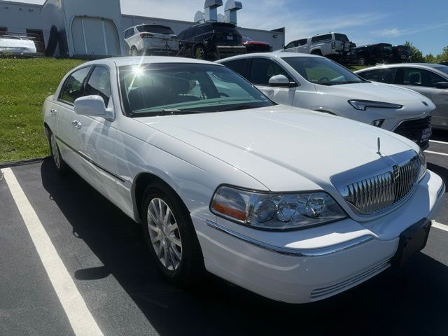 Light Blue 2007 Lincoln Town Car Signature Sedan Rear-Wheel Drive 4-Speed Automatic Overdrive