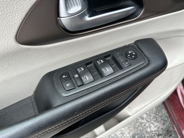 Used 2018 Red Chrysler Touring L Plus image 17