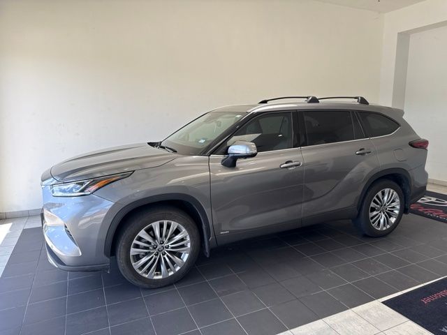 2025 Toyota Highlander Hybrid Platinum  at Toyota of Victoria