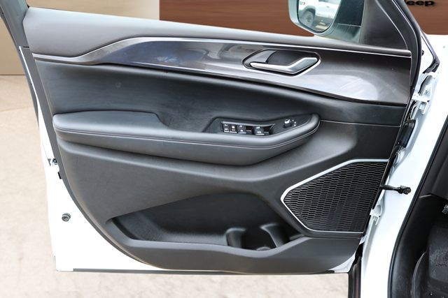 Used Car 2022 Jeep Grand Cherokee L  Laredo For Sale Under $30,000 In Austin, Texas