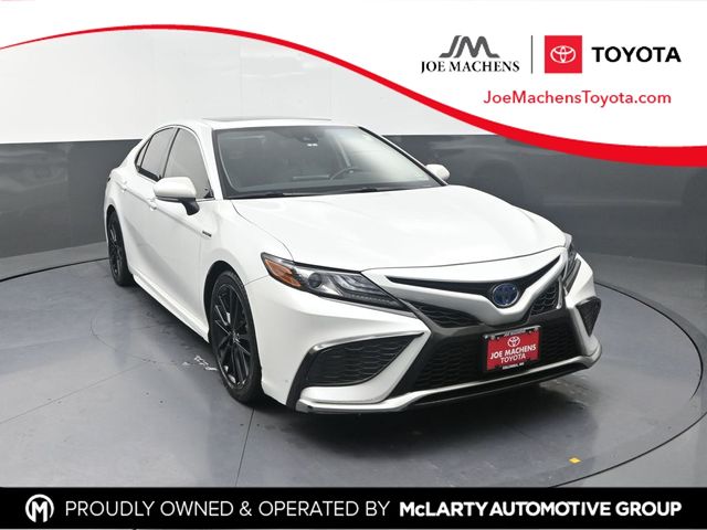 White (Wind Chill Pearl) 2021 Toyota Camry Hybrid Sedan Front-Wheel Drive Continuously Variable Transmission
