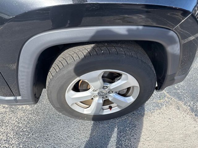 Used 2018 Black Jeep Latitude image 12