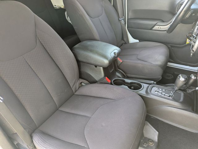 Used 2013 Bright White Clearcoat Jeep Unlimited Sport image 9