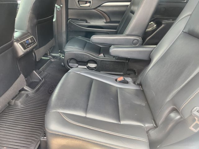 2019 Toyota Highlander XLE White at Legacy Ford