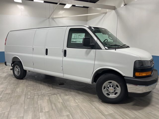 New 2026 Summit White Chevrolet Work Van image 31