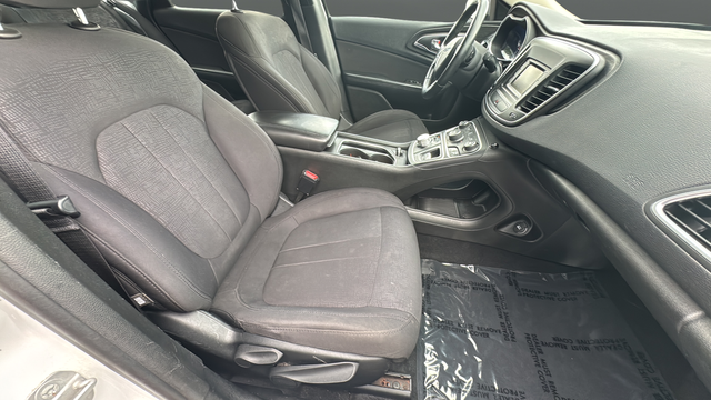 Used 2015 Bright White Clearcoat Chrysler Limited image 23