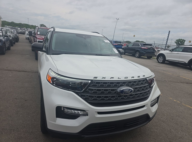 2023 White Metallic Ford Explorer XLT 4X4 SUV