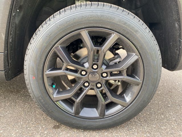 2025 Jeep Grand Cherokee Limited - Bright White Clearcoat exterior view 9