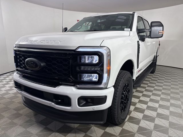 2025 Star White Metallic Tri-Coat Ford Super Duty F-350 SRW Lariat 4X4 Truck