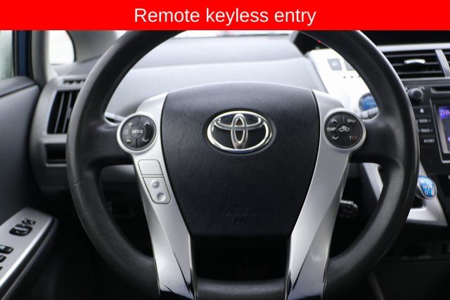 2014 Toyota Prius v Two 7