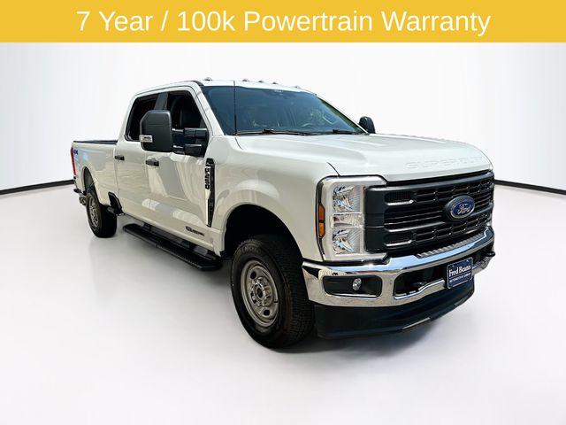 Oxford White 2025 Ford F-250 Super Duty Pickup Truck Four-Wheel Drive Automatic